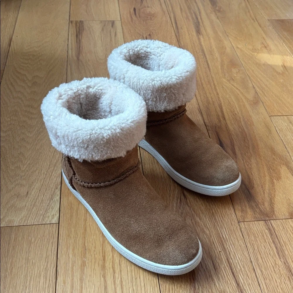 UGG Classic woman’s Mika Sneaker Boots Sz 7